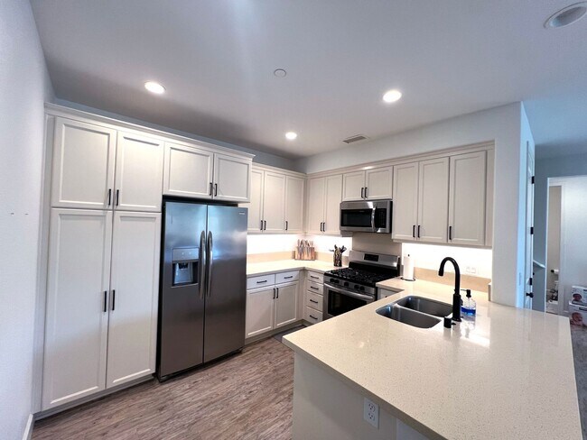 Building Photo - Upgraded Buellton End-Unit With Yard