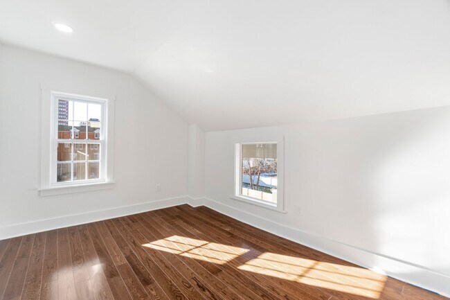 Building Photo - 54 Trumbull St