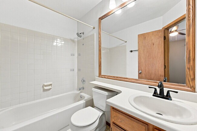 Building Photo - $2,470.95, 2 Bed, 2.5 bath Townhome in Centennial with in unit Laundry!