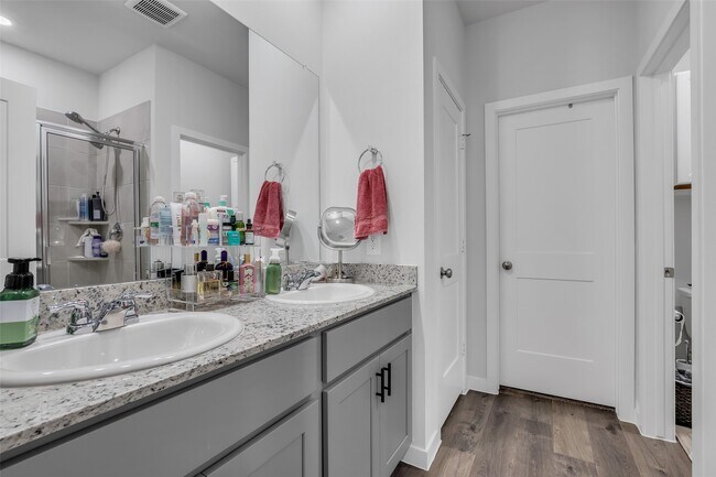 Building Photo - 7866 Alset Dr