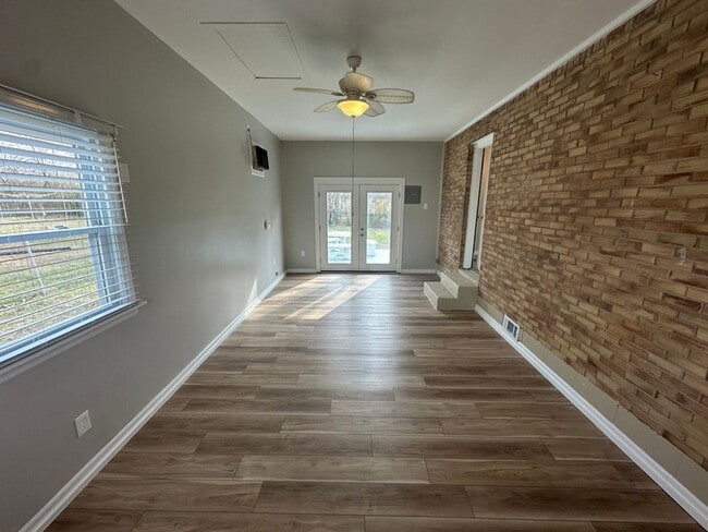 Building Photo - 416 Lealand Ln