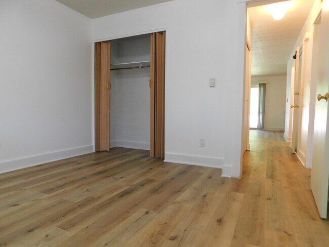 Building Photo - 245 Brookridge Ct