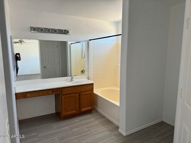Building Photo - 10520 W Mohave St
