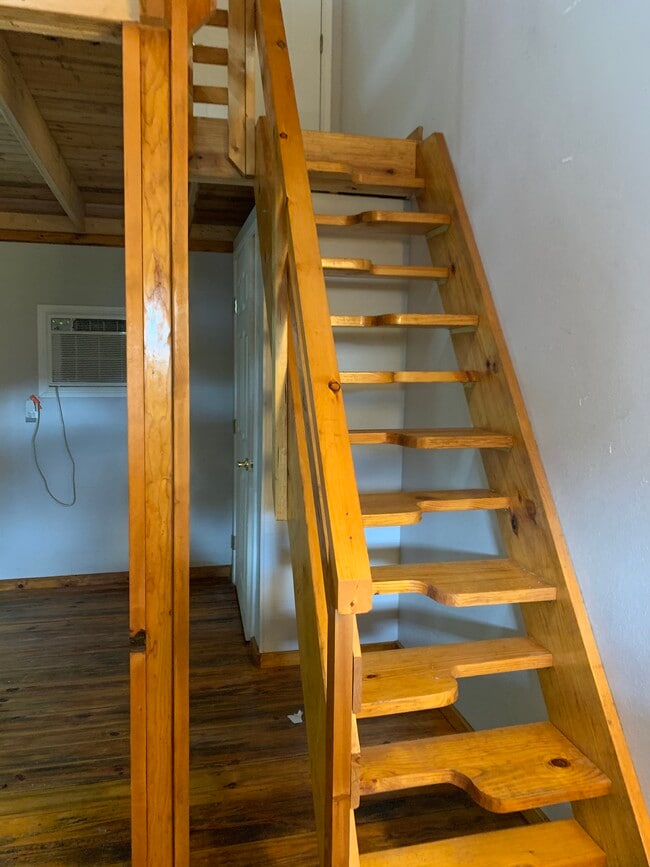 Building Photo - 1112 Cardinal St #104