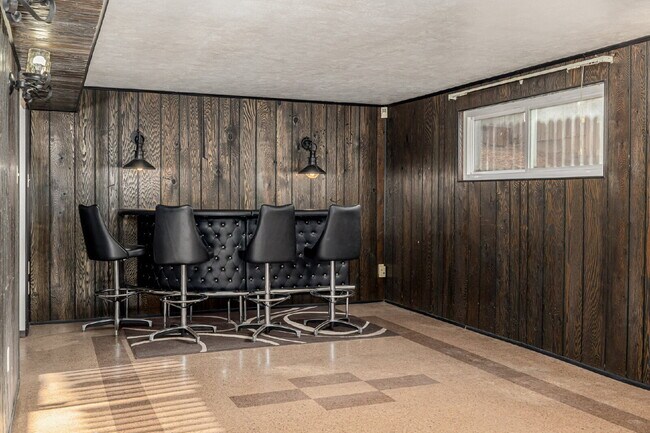 Building Photo - Great 3 Bed 3 Bath Hilltop Home for rent.