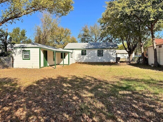 Building Photo - 1627 Oceola Ave