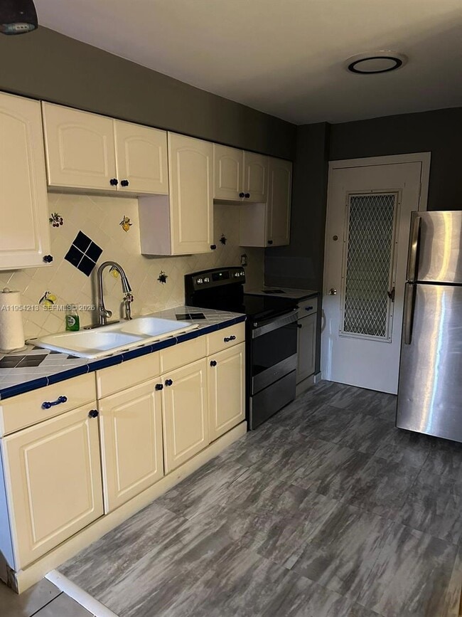 Building Photo - 1620 West Ave