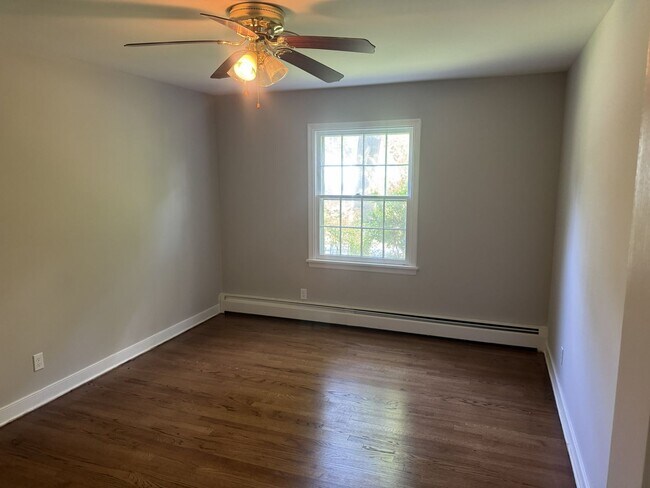 Building Photo - 5048 Grassmere Rd