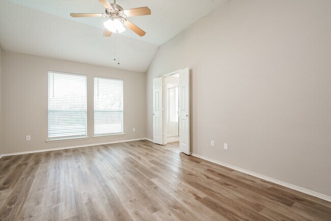 Building Photo - 926 Pheasant Dr