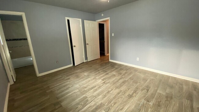 Building Photo - 11910 Hunkler Dr