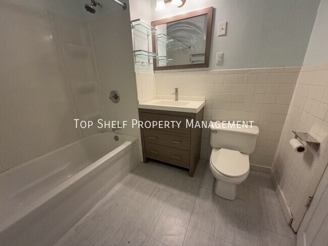 Building Photo - 718 25th St