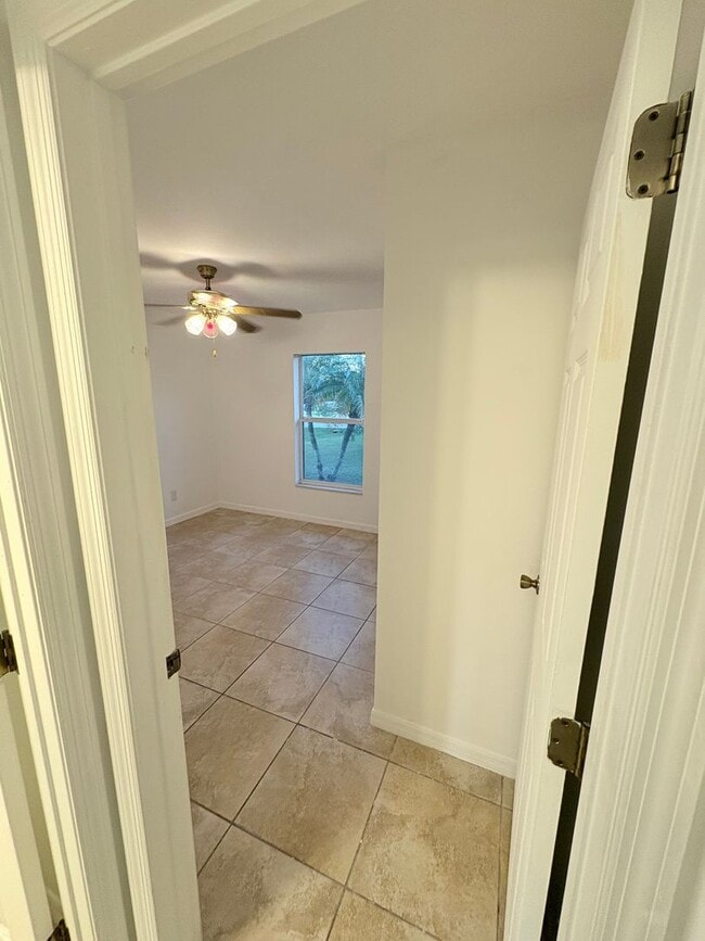 Building Photo - Charming Single-Family Home for Rent in Lehigh Acres