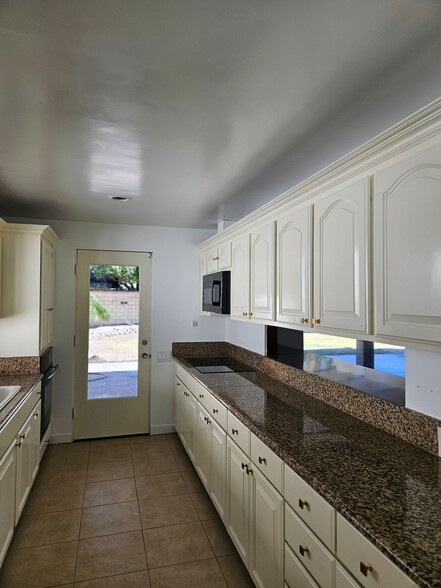 Kitchen - 3657 Broadmoor Blvd