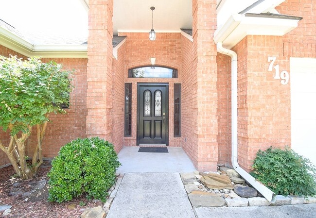 Building Photo - 719 Oak Hollow Dr