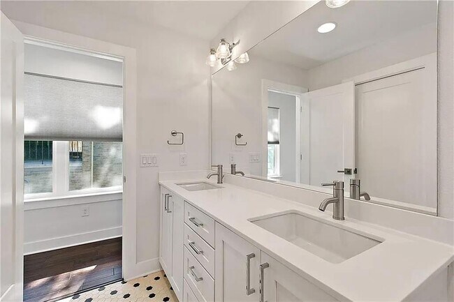 Building Photo - 610 W 33rd St