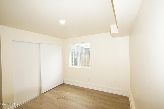 Building Photo - 448 W 41st Pl