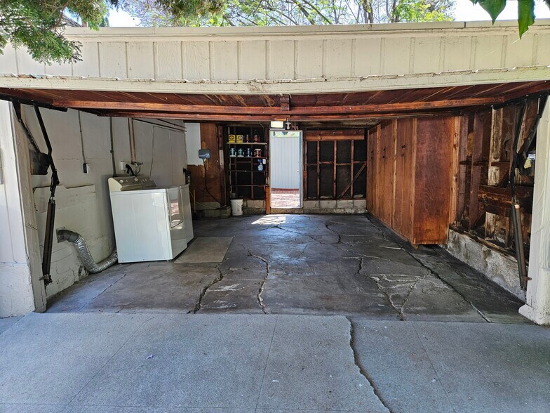 Building Photo - 8531 Rosewood Ave