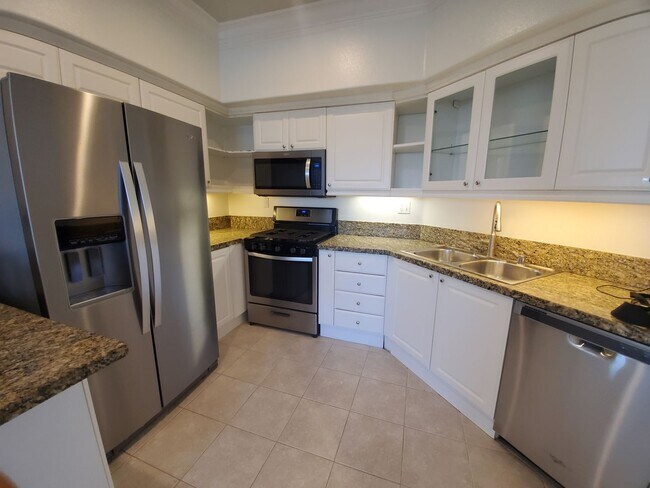 Building Photo - Gorgeous 3rd floor Corner Unit 3Bed/2Bath in Oceanside