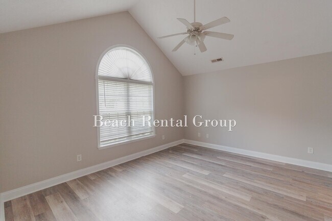 Building Photo - 204 Macarthur Dr
