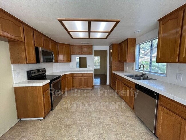 Building Photo - 1061 E Donna Dr