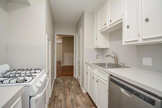 Building Photo - 2718 Wroxton Rd