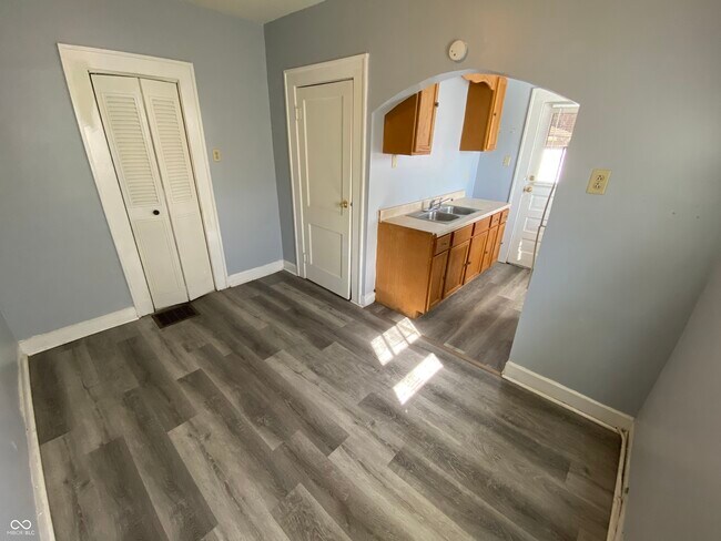 Building Photo - 1604 W 15th St