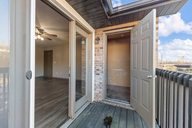 Building Photo - Esic Pointe - 1070