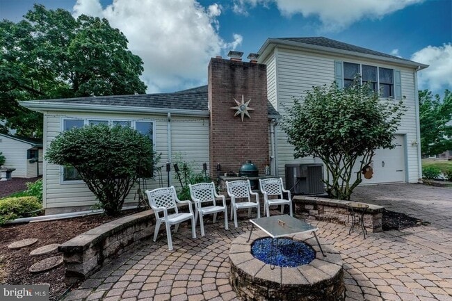 Building Photo - 211 Caravan Dr