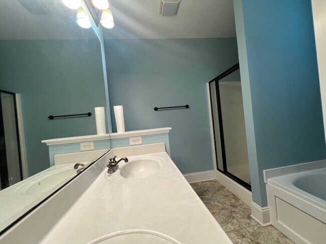 Building Photo - Absolutely Adorable!