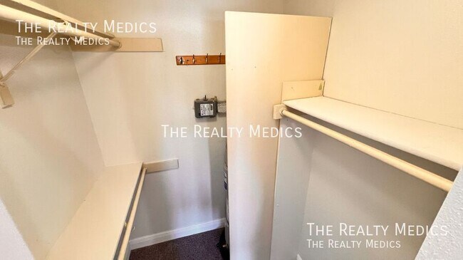 Building Photo - 3700 Idlebrook Cir