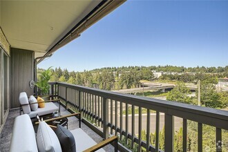 Building Photo - 3Bd/1.75Ba Mercer Island Condo