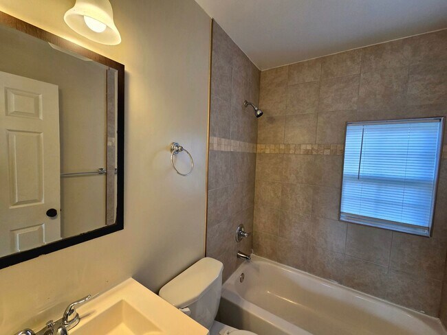 Building Photo - Lovely 3 BR/2.5 BA Single-Family Home in O...