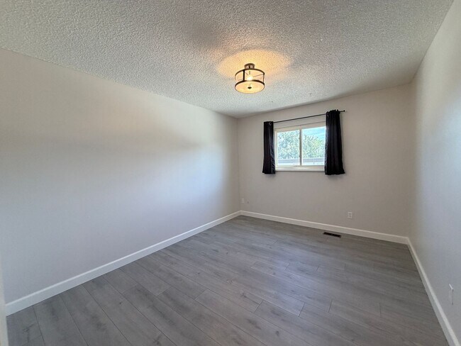 Building Photo - 529 S Xenon Ct