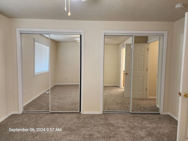 Building Photo - 531 SW Honeysuckle Ct