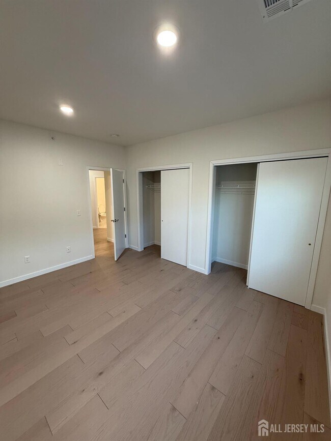 Building Photo - 243 Lohan Dr