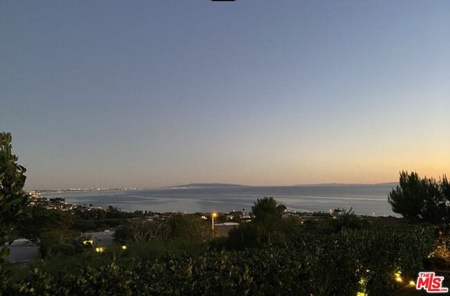 Building Photo - 3440 Shoreheights Dr