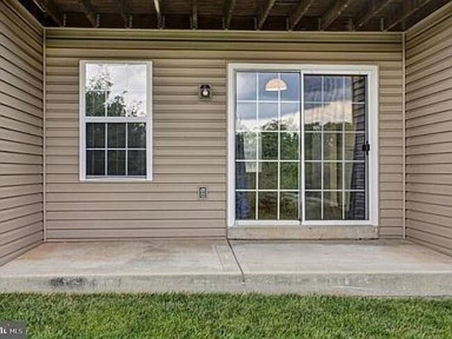 Building Photo - Remodeled Seven Oaks Condo