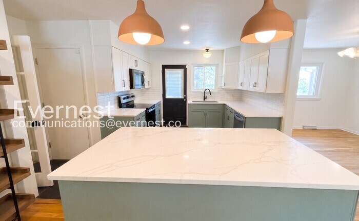 Building Photo - 826 Claremont Ct