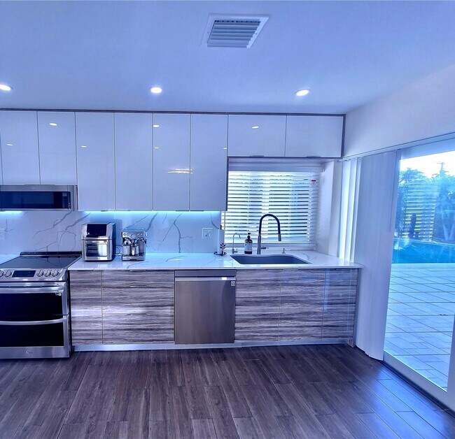 Building Photo - 1320 Arthur St