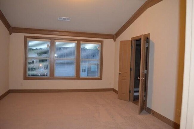 Building Photo - 665 Township Cir