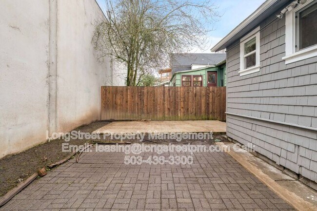 Building Photo - 536 NE San Rafael St