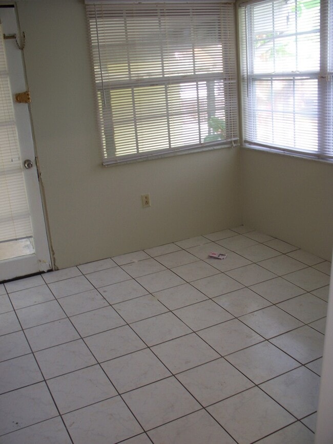 Building Photo - Beautiful Bungalow with heart-of-pine floors