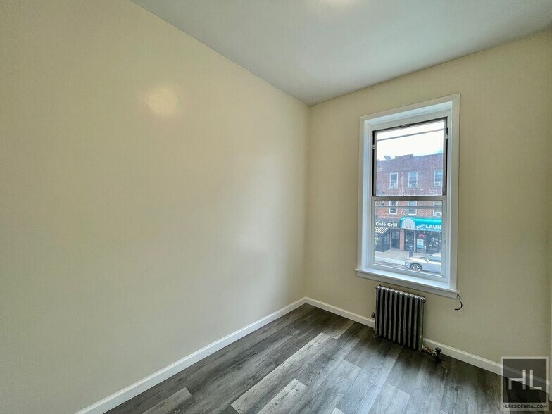 Building Photo - 34 AVENUE 2.5 bedroom includes heat and hot water