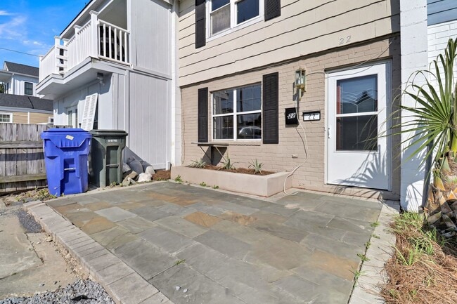 Building Photo - 4 BR, 2 BATH townhouse in downtown Charleston, SC.