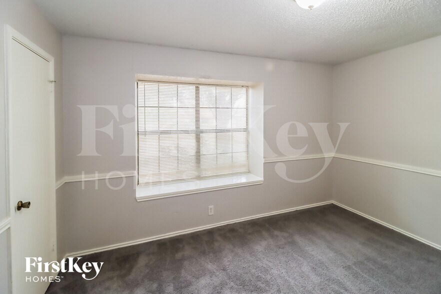 Building Photo - 3200 Creekwood Ln