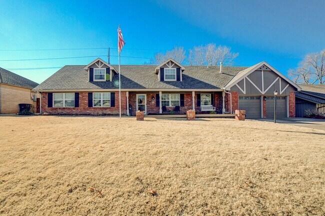 Building Photo - Available mid-August! Amazing mid-town gem...