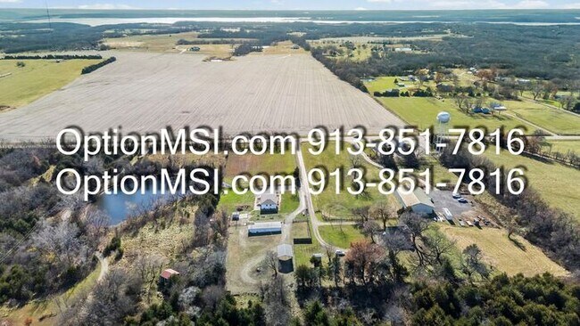 Building Photo - Country Charm Just Minutes From Lawrence!