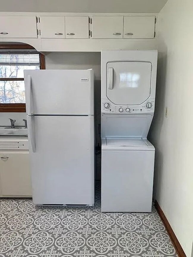 Building Photo - 1 Bedroom Apartment Available Now!