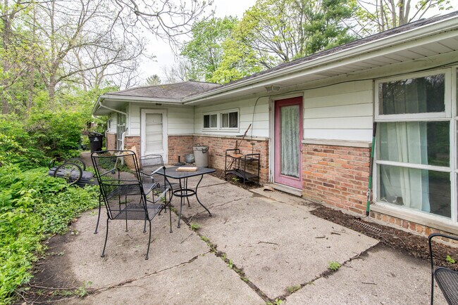 Building Photo - 413 S Revena Blvd