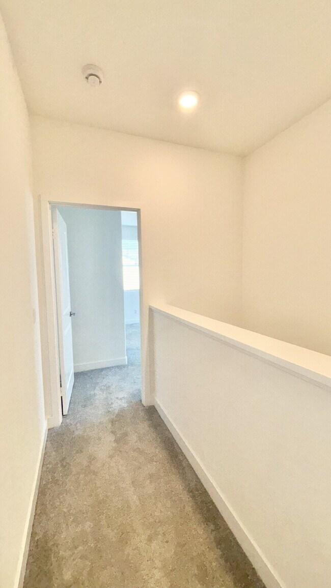 Building Photo - 4 Bedrooms Available University Park